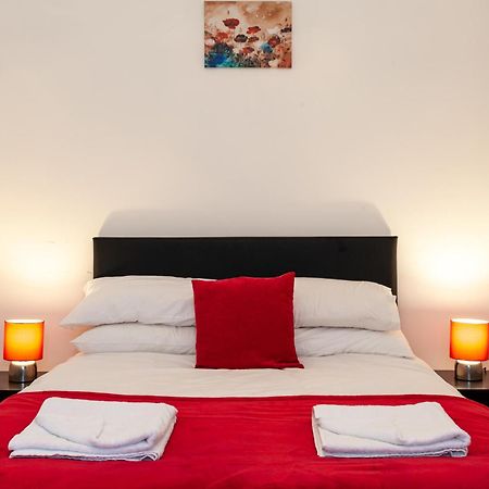 Stay Comfortable-City Centre Location- Sleeps Up To 9 Stoke-on-Trent Buitenkant foto