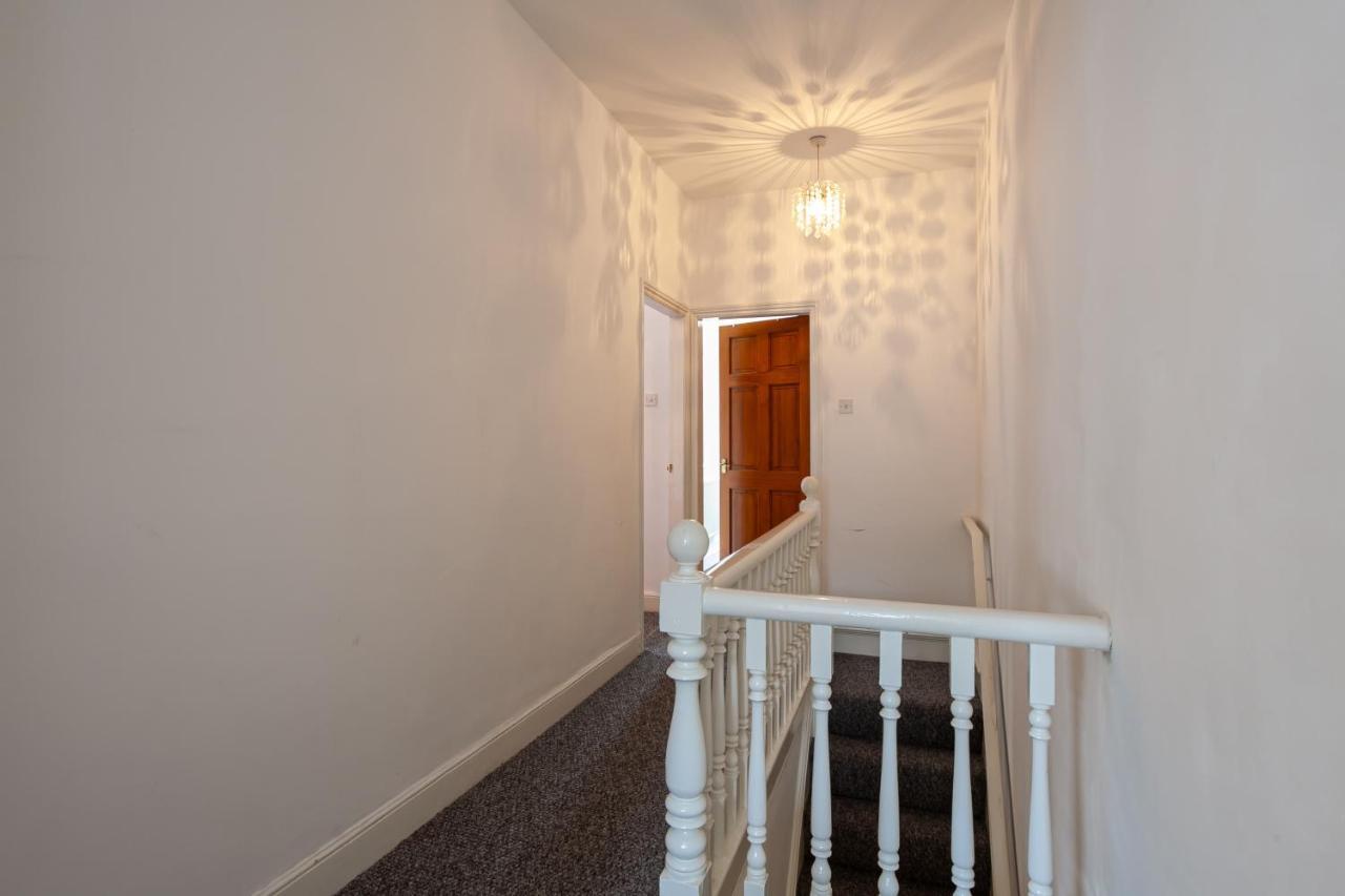 Stay Comfortable-City Centre Location- Sleeps Up To 9 Stoke-on-Trent Buitenkant foto