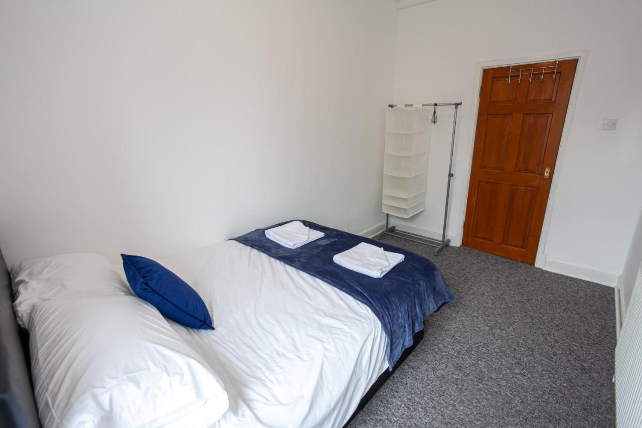 Stay Comfortable-City Centre Location- Sleeps Up To 9 Stoke-on-Trent Buitenkant foto